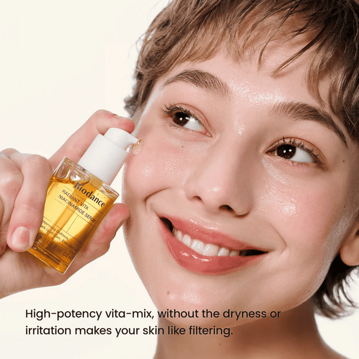 Model med strålende hud efter brug af Biodance Radiant Vita Niacinamide Serum for klarere og jævnere hud