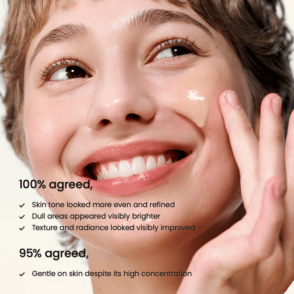 Kvinde påfører Biodance Radiant Vita Niacinamide Serum i ansigtet for jævn hudtone, øget glød og forbedret hudstruktur