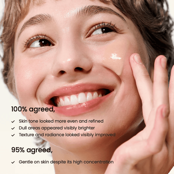 Kvinde påfører Biodance Radiant Vita Niacinamide Serum i ansigtet for jævn hudtone, øget glød og forbedret hudstruktur