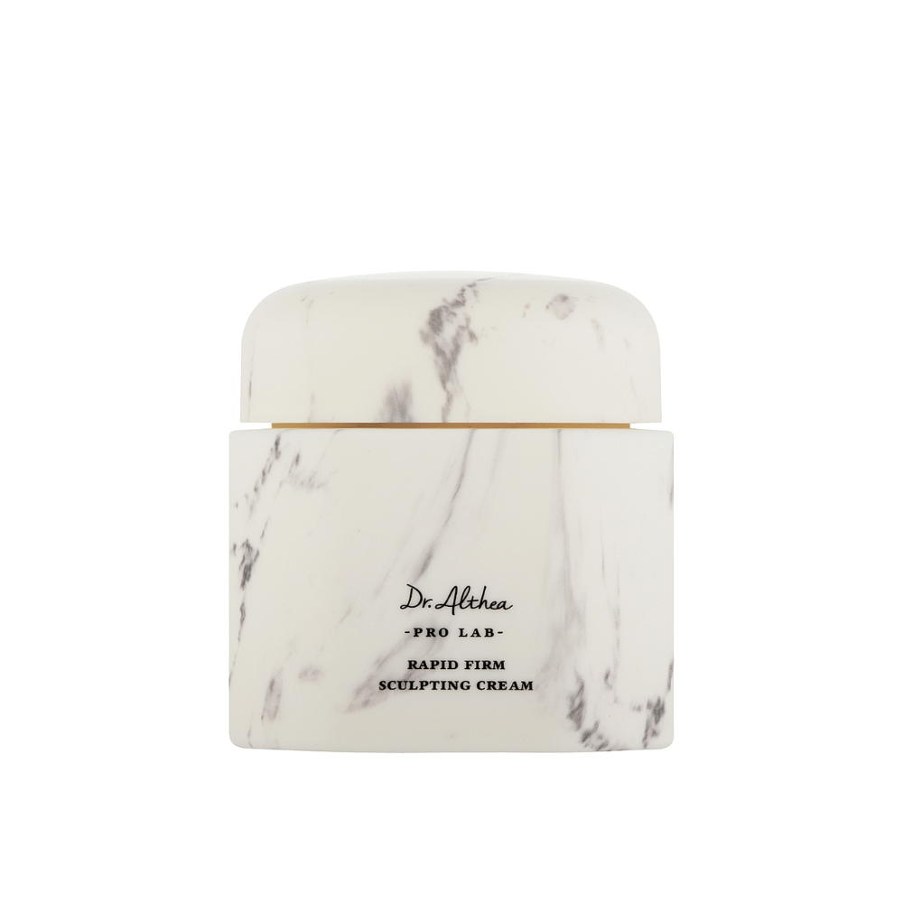 Dr. Althea Pro Lab Rapid Firm Sculpting Cream i en stilren marmoreret krukke. En luksuriøs ansigtscreme, der opstrammer og fugter huden, med fokus på at give løft og støtte for en ungdommelig glød.