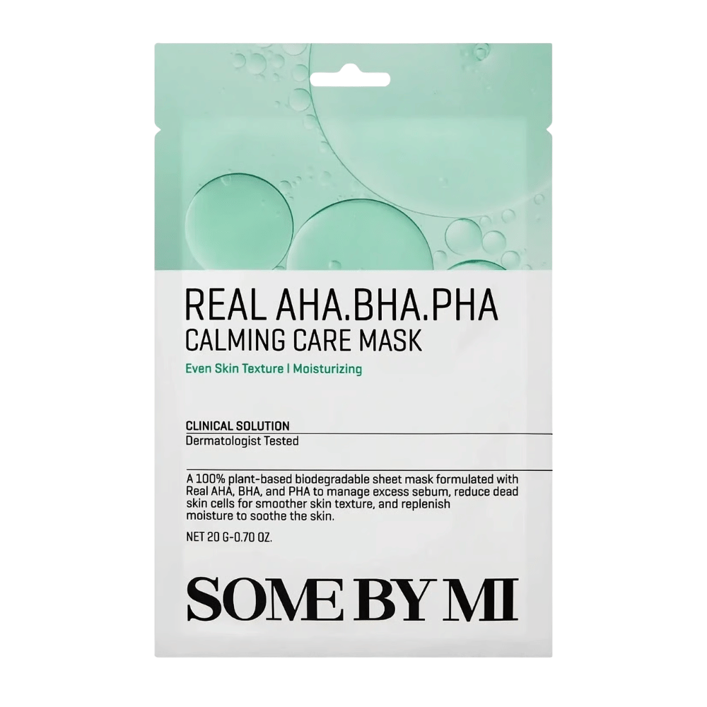 Rent produktbillede af SOME BY MI Real AHA.BHA.PHA Calming Care Mask mod hvid baggrund. Emballagen viser produktets hovedingredienser AHA, BHA og PHA samt dets formål med at eksfoliere huden, reducere overskydende talg og bidrage til en blødere og mere fugtet hud. Designet har grønne toner, som formidler friskhed og plejende egenskaber.