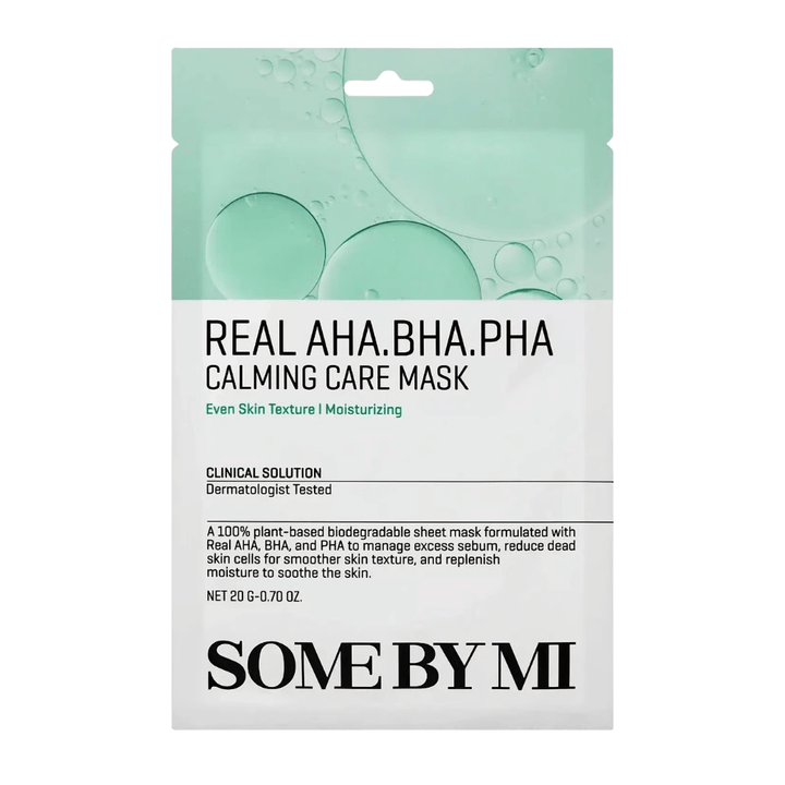 Rent produktbillede af SOME BY MI Real AHA.BHA.PHA Calming Care Mask mod hvid baggrund. Emballagen viser produktets hovedingredienser AHA, BHA og PHA samt dets formål med at eksfoliere huden, reducere overskydende talg og bidrage til en blødere og mere fugtet hud. Designet har grønne toner, som formidler friskhed og plejende egenskaber.