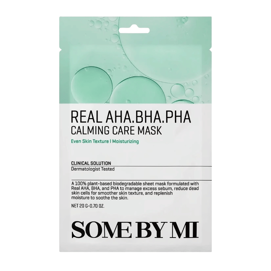 Rent produktbillede af SOME BY MI Real AHA.BHA.PHA Calming Care Mask mod hvid baggrund. Emballagen viser produktets hovedingredienser AHA, BHA og PHA samt dets formål med at eksfoliere huden, reducere overskydende talg og bidrage til en blødere og mere fugtet hud. Designet har grønne toner, som formidler friskhed og plejende egenskaber.