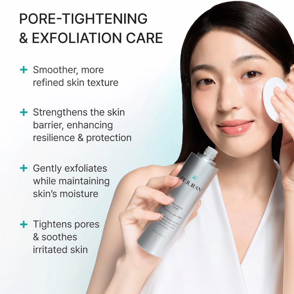 Rejuran Rebalancing Toner med C-PDRN. Model påfører ansigtstoner med en vatrondel for eksfoliering og en mere ensartet hudstruktur.