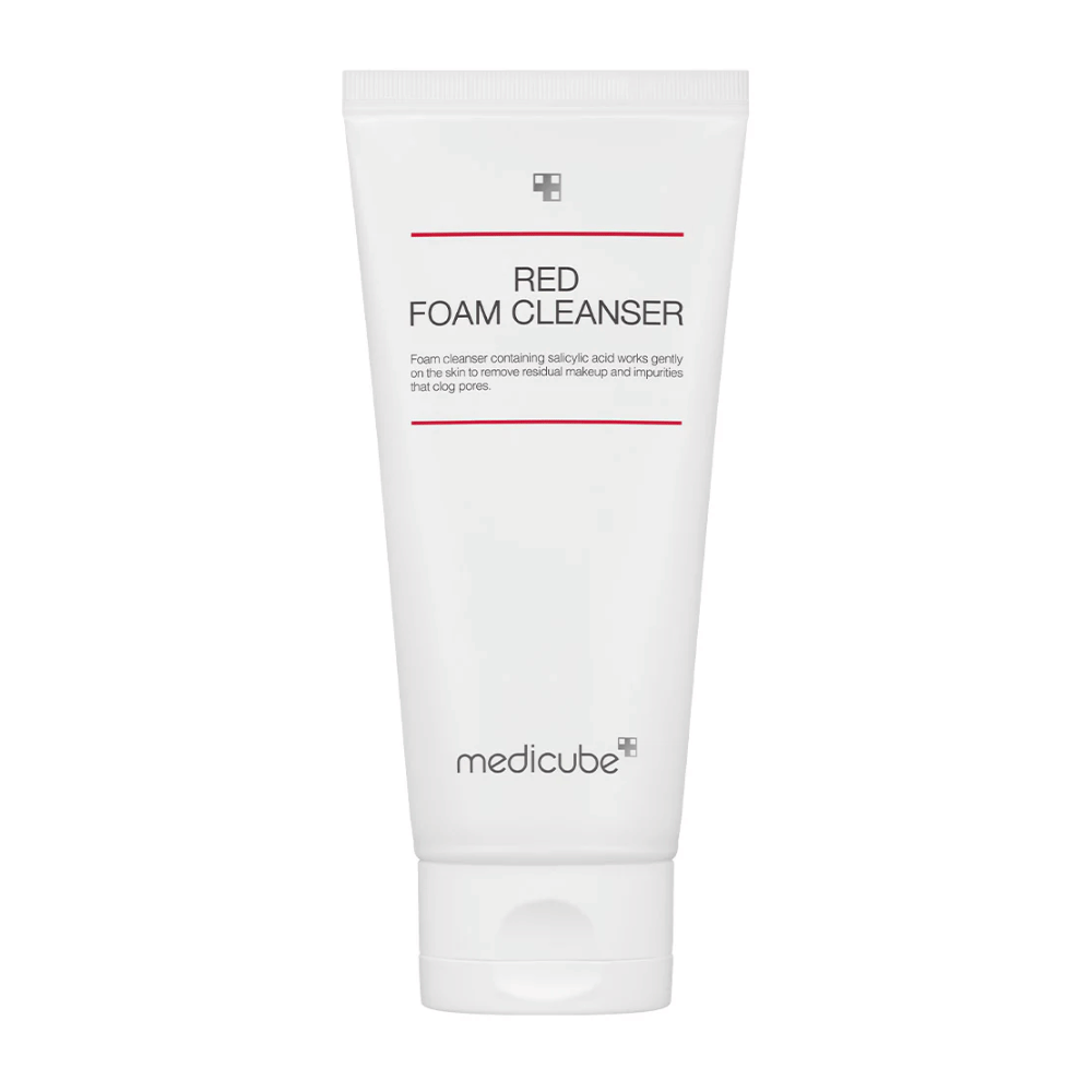Produktbillede på Medicube Red Foam Cleanser i hvid tube med røde linjer og sort tekst, stående oprejst mod en hvid baggrund.
