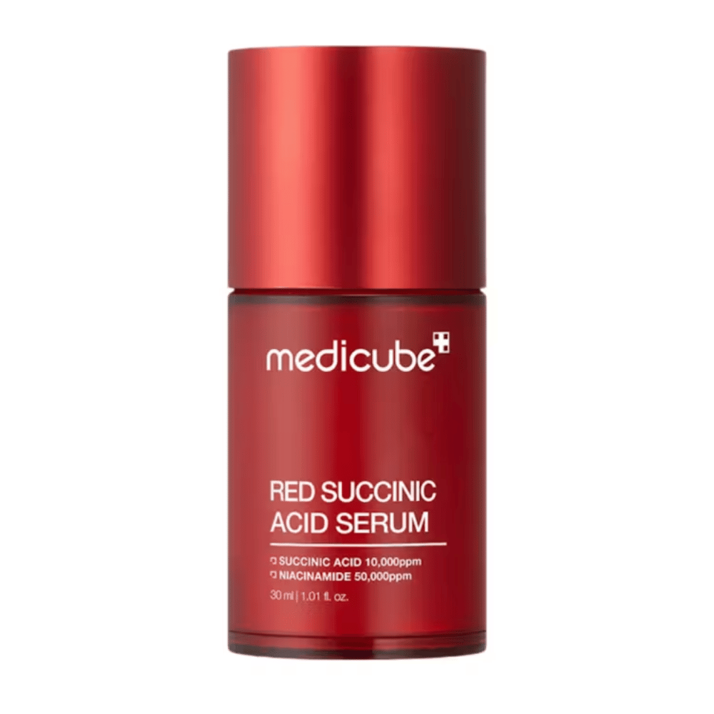 Medicube Red Succinic Acid Serum i elegant rød flaske med tekst, der angiver indhold af succinic acid 10,000ppm og niacinamide 50,000ppm, 30 ml. Designet til akne-udsat hud og pigmentpleje.