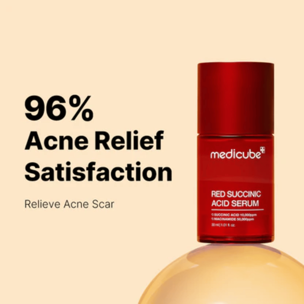 Medicube Red Succinic Acid Serum i rød pumpeflaske, vist mod beige baggrund med teksten “96% Acne Relief Satisfaction”. Produktet er udviklet til at mindske akne-ar og berolige huden.