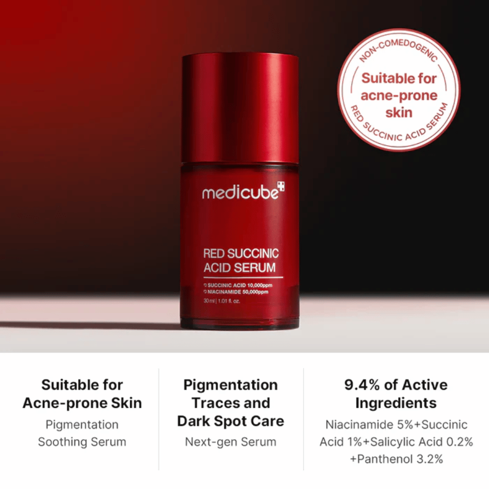 Medicube Red Succinic Acid Serum i en rød pumpeflaske, udviklet til akne-udsat hud. Indeholder 5 % niacinamid, 1 % succinic acid, 0,2 % salicylsyre og 3,2 % panthenol til at reducere pigmentpletter og berolige huden.