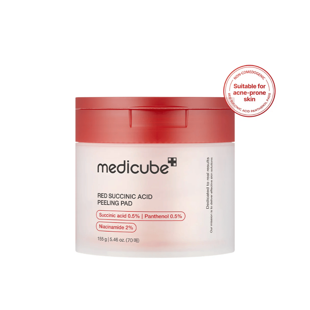 Medicube Red Succinic Acid Peeling Pad i en hvid krukke med rødt låg, designet til acne-udsat hud. Indeholder succinsyre, panthenol og niacinamid for at forbedre hudens struktur og give en skånsom eksfoliering. Ikke-komedogen formel.