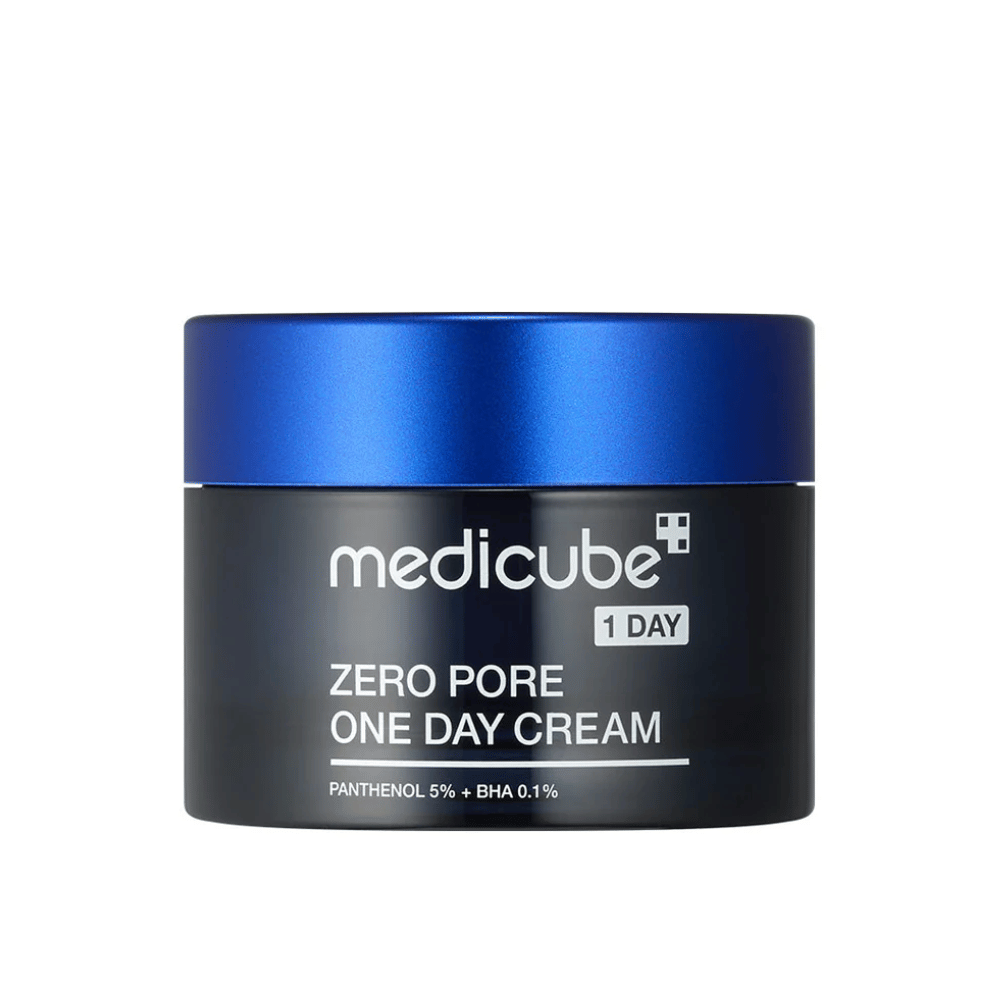 Medicube Zero Pore One Day Cream i en elegant sort krukke med blåt låg. Indeholder 5 % panthenol og 0,1 % BHA for at reducere porestørrelse og forbedre hudens struktur. Perfekt til daglig brug for en glattere og klarere hud.