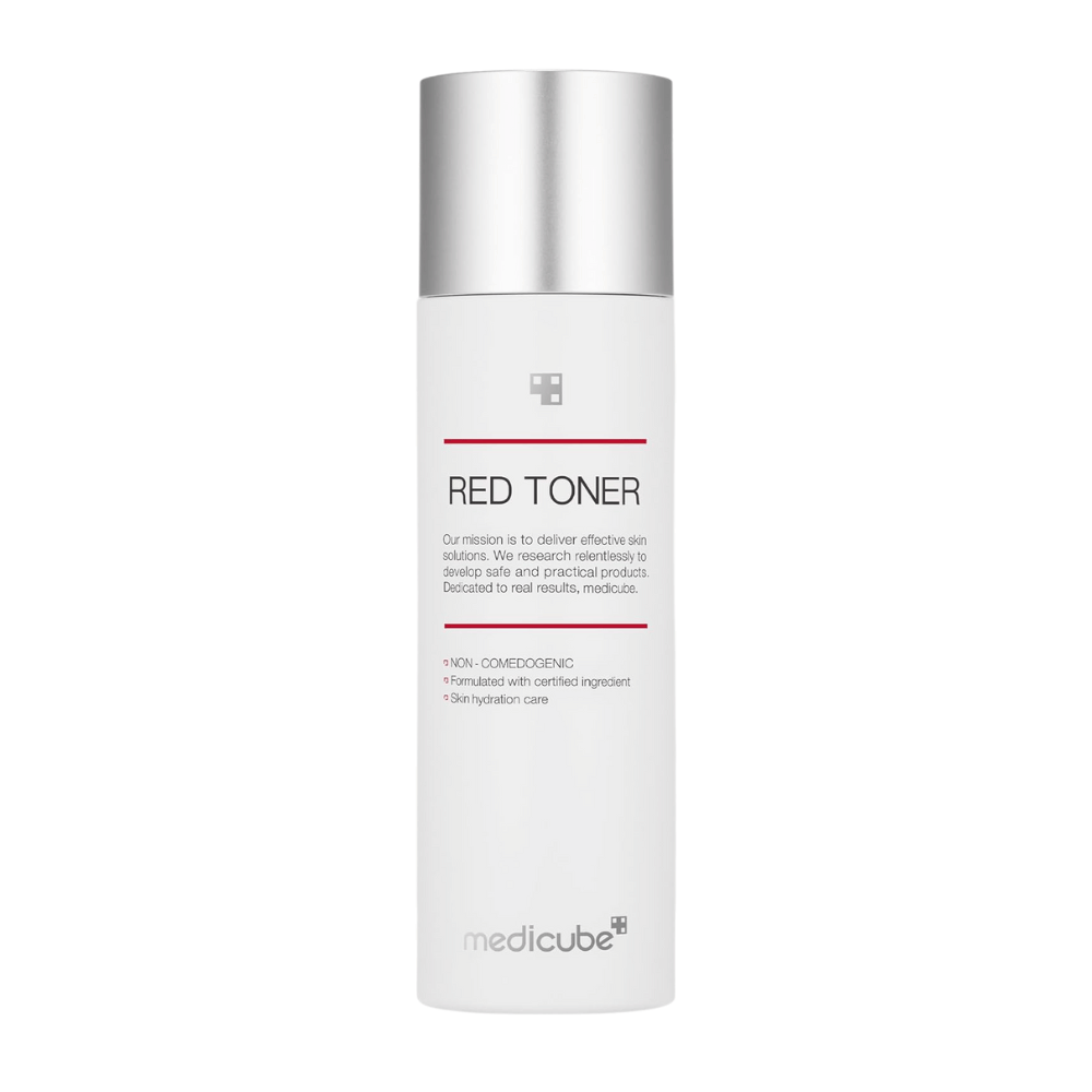 Produktbillede af medicube Red Toner – en hvid flaske med sølvlåg og minimalistisk design, udviklet til acne-udsat hud.
