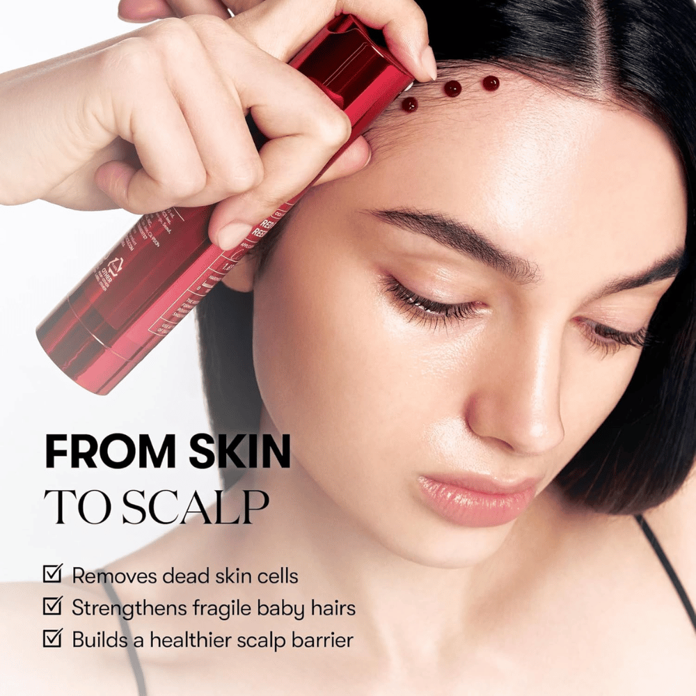 VT Cosmetics Red Booster Reedle Shot 100 påføres langs hårgrænsen og i hovedbunden for at eksfoliere døde hudceller, styrke babyhår og forbedre hovedbundens barriere.