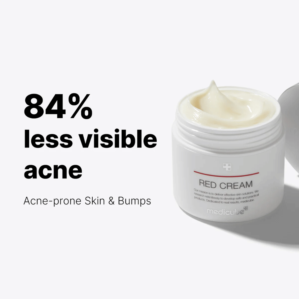 Åben hvid krukke med medicube Red Cream, en creme til akne-udsat hud – viser 84 % reduktion af synlig akne ifølge tekst i billedet.