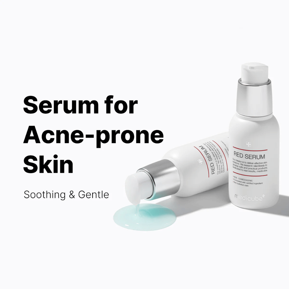medicube Red Serum 2.0 – beroligende serum i hvid pumpeflaske med blålig formel, specielt udviklet til akne-udsat hud.