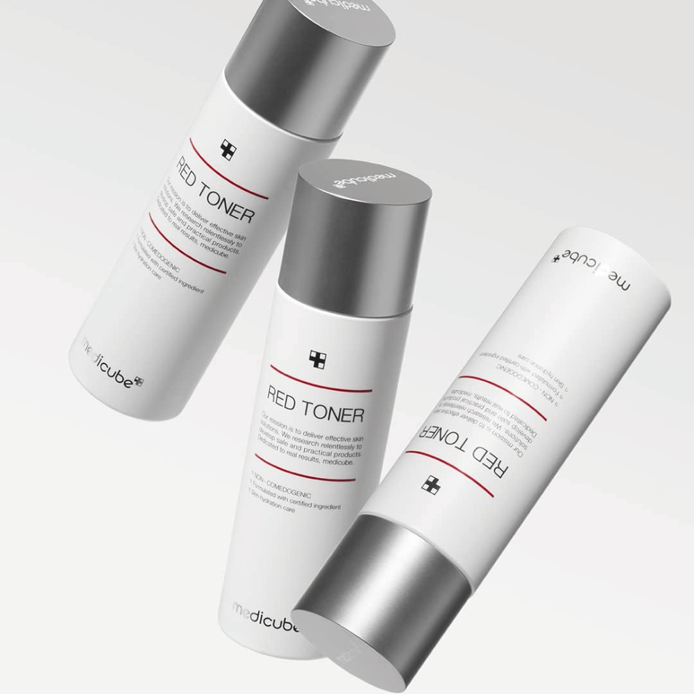 Tre flasker af medicube Red Toner med sølvlåg – en fugtgivende og porestrammende toner udviklet til sensitiv og akne-udsat hud.