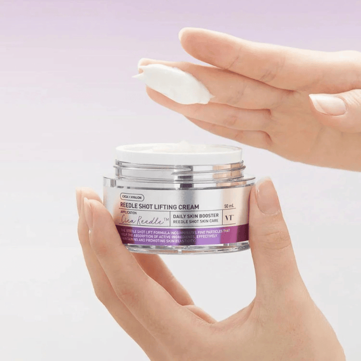 VT Cosmetics Reedle Shot Lifting Cream cremeagtig tekstur påføres huden for anti-age-effekt, øget spændstighed og dyb fugt.
