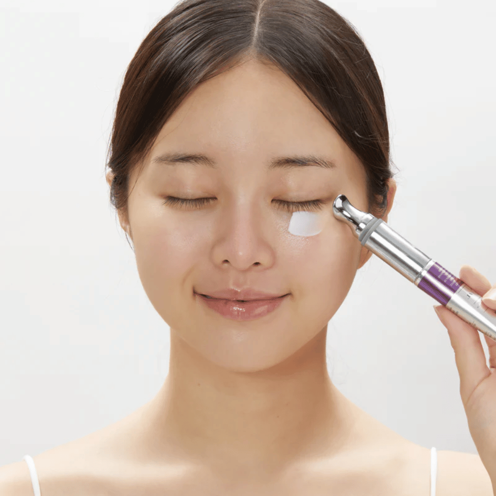 VT Cosmetics Reedle Shot Lifting Eye Cream påføres under øjet – opstrammende Øjencreme mod fine linjer og mørke rande