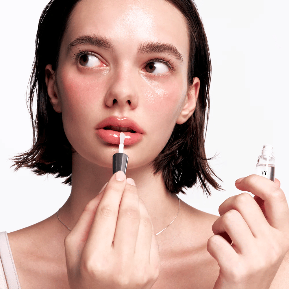 VT Cosmetics Reedle Shot Lip Plumper Beginner påføres på læberne for fyldigere fornemmelse, jævnere læbeoverflade og glansfuld finish.