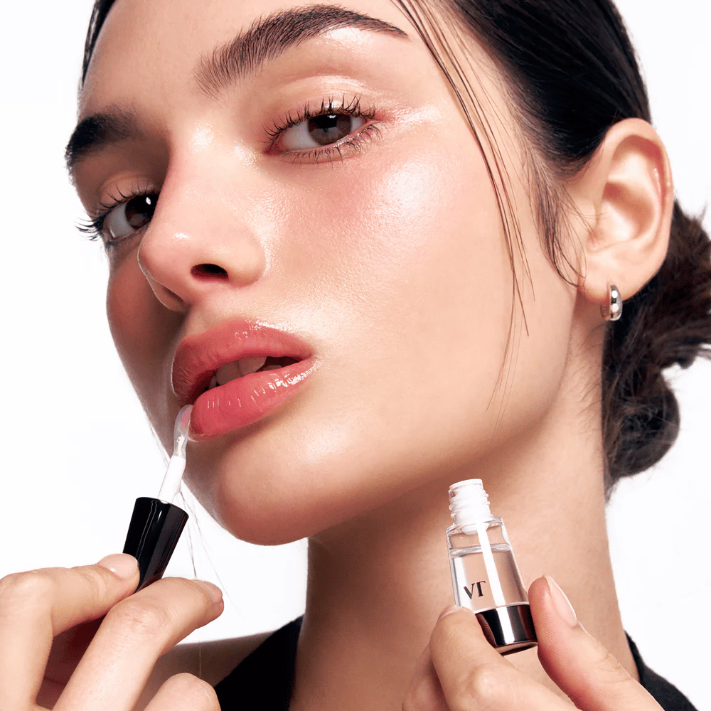 Model anvender VT Cosmetics Reedle Shot Lip Plumper Beginner på læberne for naturlig plumping, glans og fugt med let prikkende effekt.