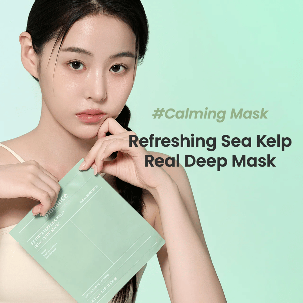 Kvinde med frisk hud holder en Refreshing Sea Kelp Real Deep Mask. En beroligende og fugtgivende ansigtsmaske med tang for en strålende og balanceret hud.