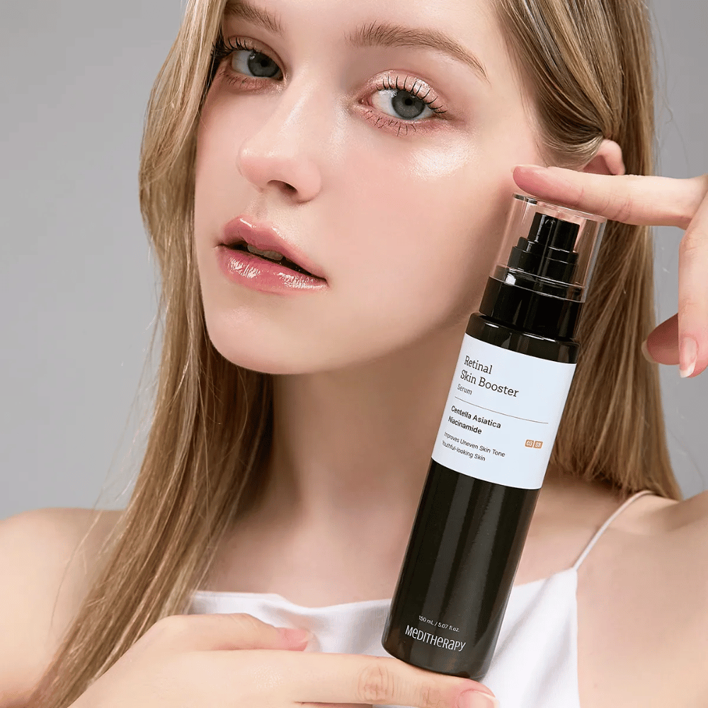 Person holder op Meditherapy Retinal Skin Booster Serum. Huden ser jævn, fugtet og strålende ud – resultatet af retinal og niacinamid.