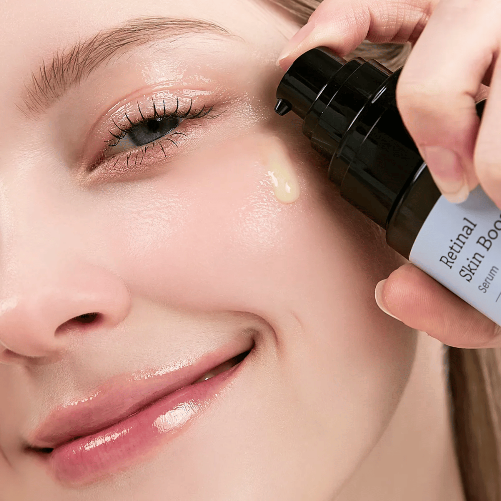 Person anvender Meditherapy Retinal Skin Booster Serum nær øjet. Serummet har en let, gul tone og giver huden glans og fasthed.