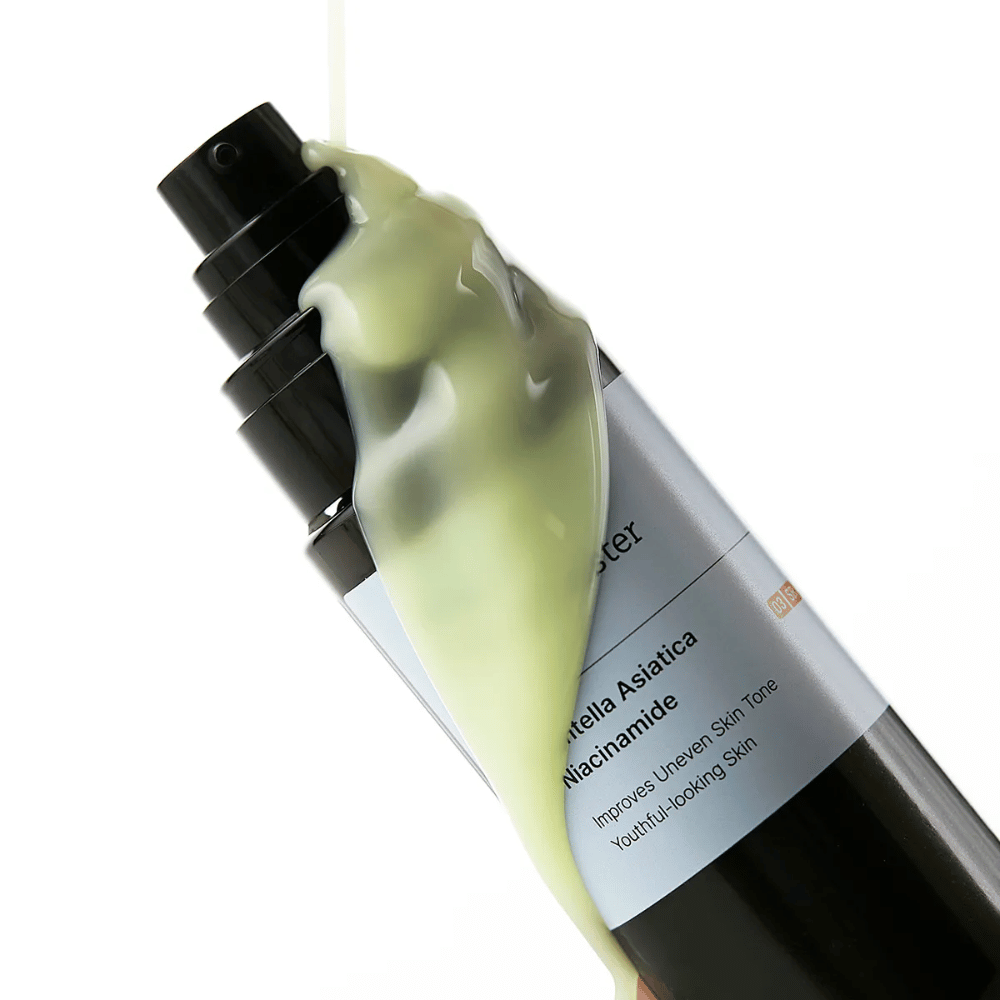 Nærbillede af Meditherapy Retinal Skin Booster Serum med gulgrøn formel, der løber over flasken – en aktiv blanding af retinal, niacinamid og centella.