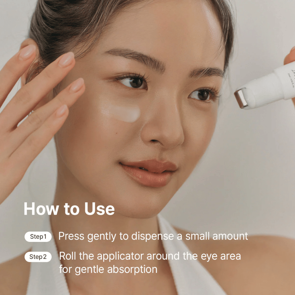 Dr. Althea Retinol Flat Iron Eye Roller påføres under øjnene med kølende rulle for at reducere mørke rande, fine linjer og hævelse.