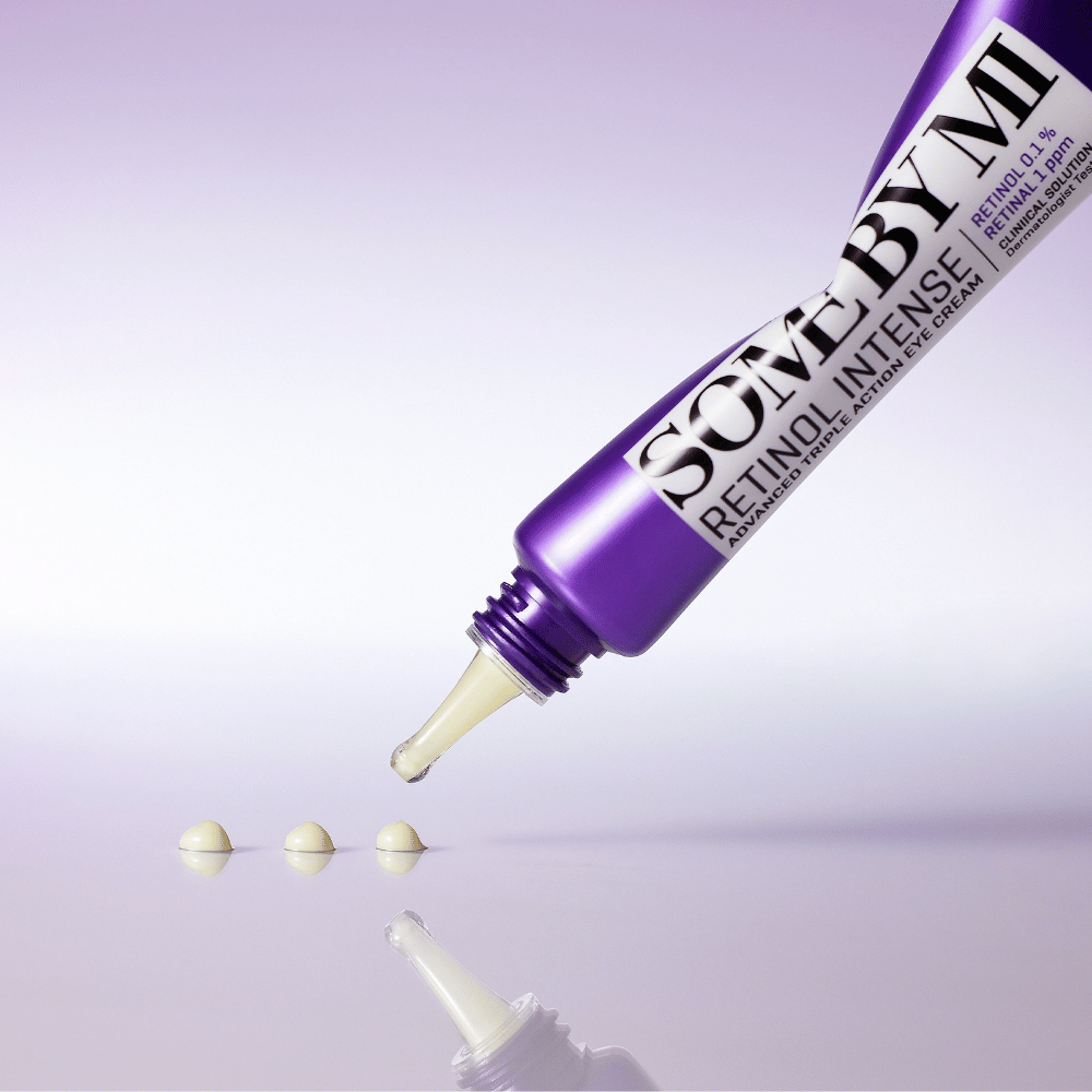 SOME BY MI Retinol Intense Eye Cream påføres fra lilla tube – anti-age Øjencreme med retinol mod fine linjer og træt hud.