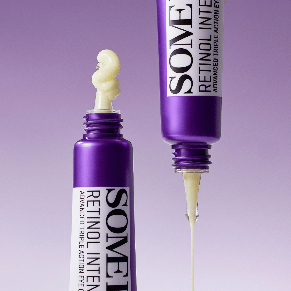 SOME BY MI Retinol Intense Advanced Triple Action Eye Cream med retinol – nærbillede af cremens konsistens i lilla tube for reducerede rynker og mørke rande.