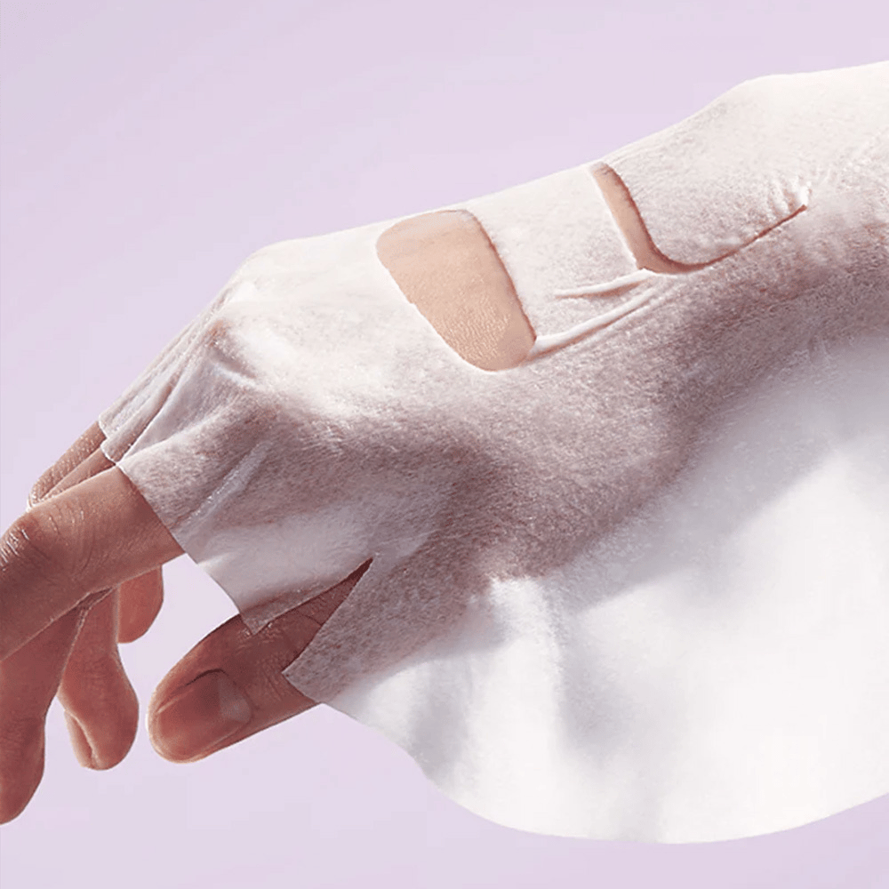 Billedet viser en hånd med en "Retinol Intense Reactivating Mask" påført huden. Det er et skønhedsprodukt til hudpleje.