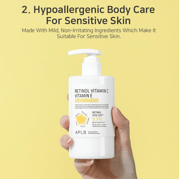 En hånd holder en hvid pumpeflaske mod en gul baggrund. Teksten fremhæver, at produktet er hypoallergent og passer til sensitiv hud, med milde og ikke-irriterende ingredienser.