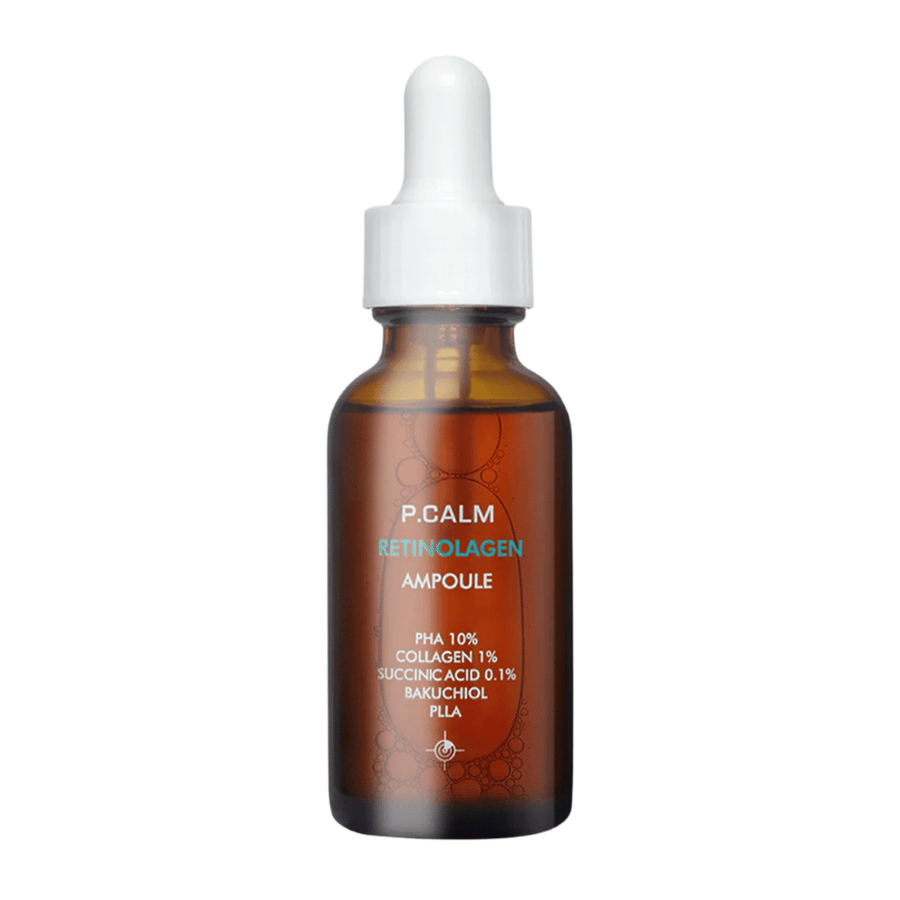 Frilagt produktbillede af P.CALM Retinolagen Ampoule på lys baggrund. Den brune glasflaske med pipette og minimalistisk design giver et klinisk og professionelt indtryk.