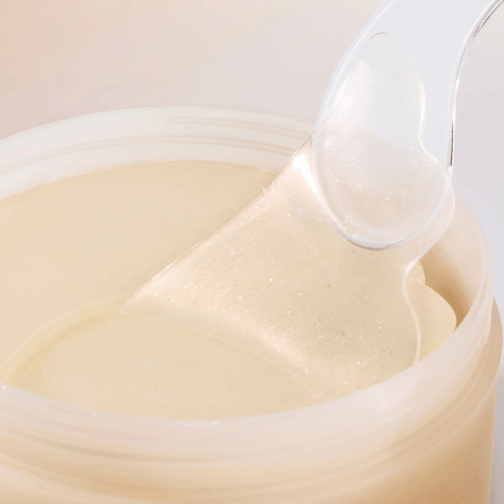 Spatel løfter Beauty of Joseon under eye patch ud af krukke, hydrogelpatches med ginseng og retinal til anti-age og øjenpleje.