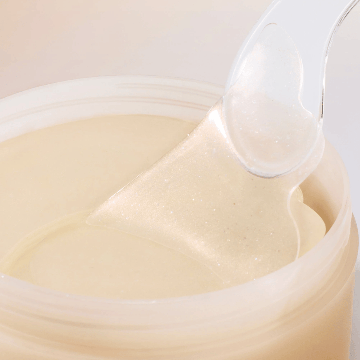 Spatel løfter Beauty of Joseon under eye patch ud af krukke, hydrogelpatches med ginseng og retinal til anti-age og øjenpleje.