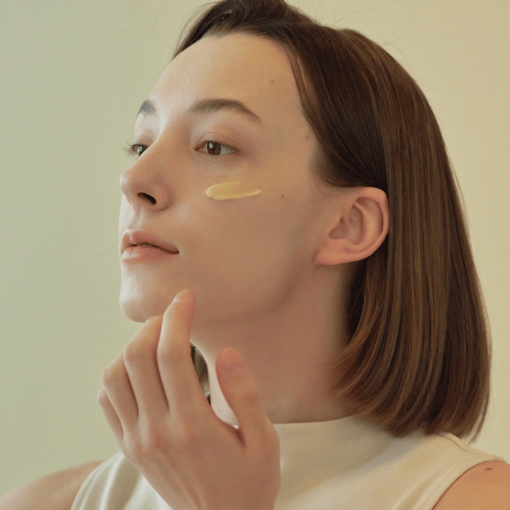 billede af model, der påfører Beauty of Joseon Revive Eye Serum under øjet – anti-age serum med ginseng og retinal.