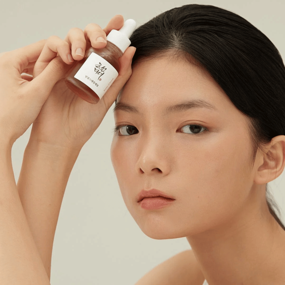 Model holder Beauty of Joseon Revive Serum ved kinden – næringsrigt serum med ginseng og snail mucin.