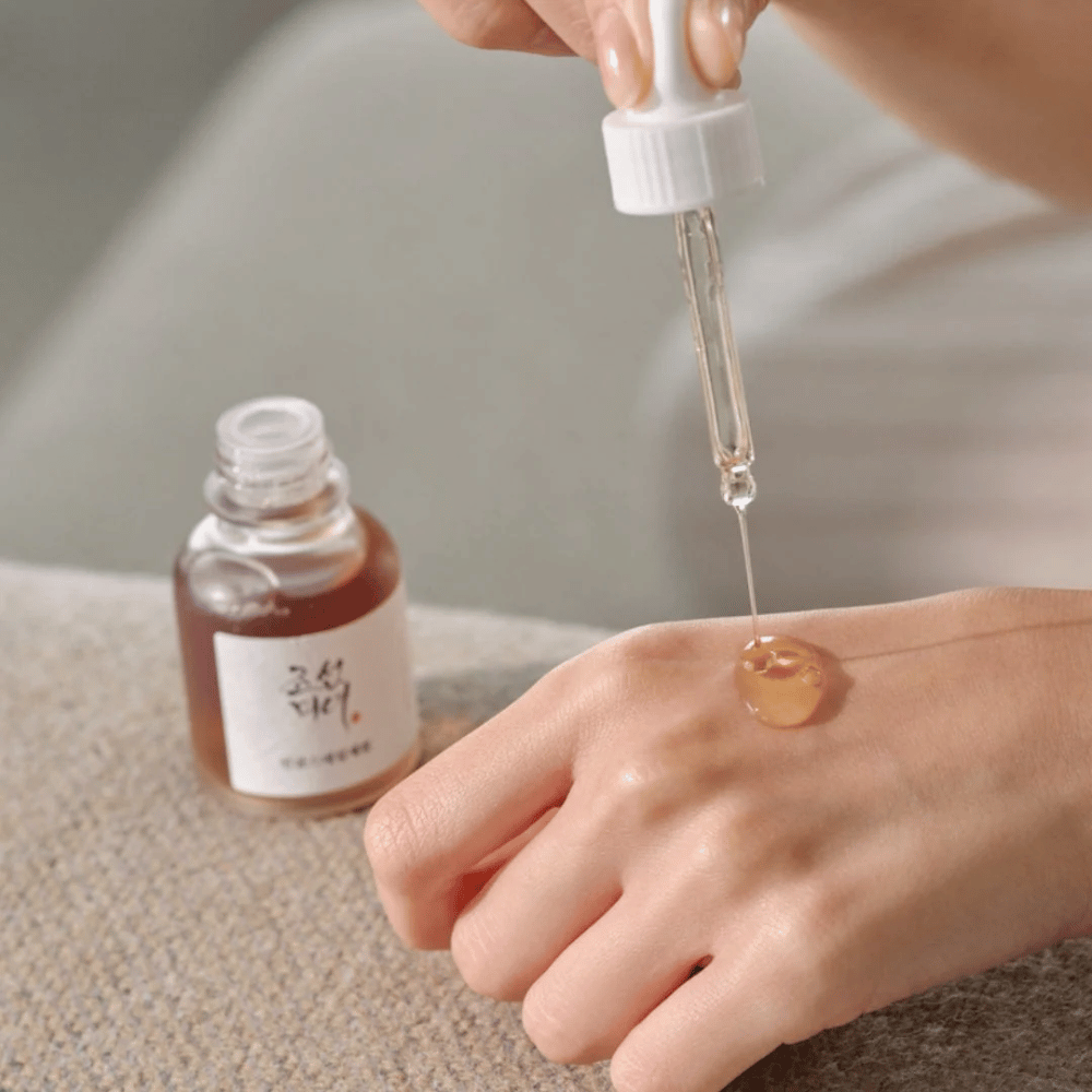 Pipette dråber Beauty of Joseon Revive Serum Ginseng + Snail Mucin på huden – koreansk serum for elasticitet og fugtighed.