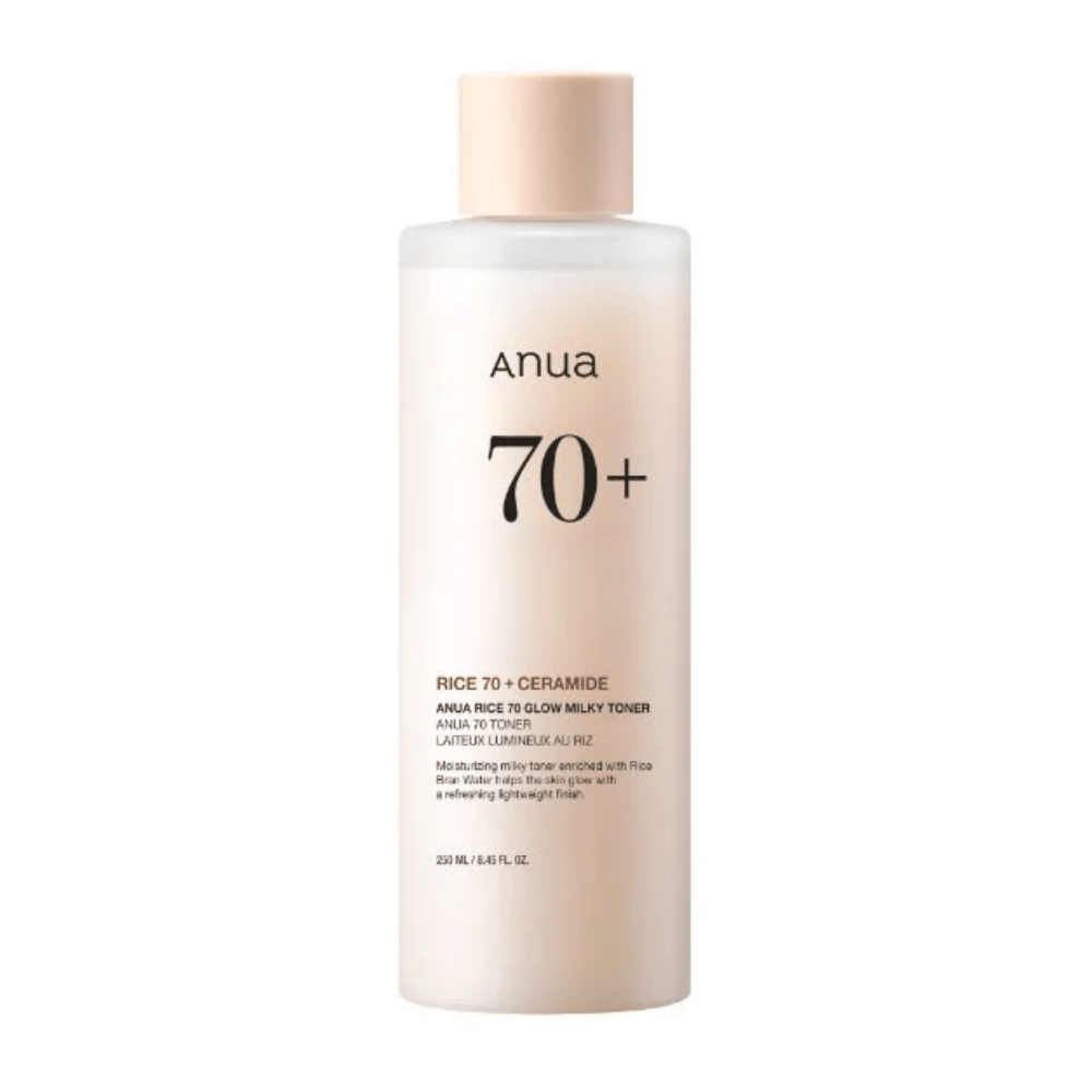 En flaske "Anua 70+ Rice Ceramide Milky Toner". Denne toner er formuleret til at lysne op og give glød til huden, beriget med risvand og ceramider. Emballagen er enkel og elegant med en blød beige tone og en diskret etiket.