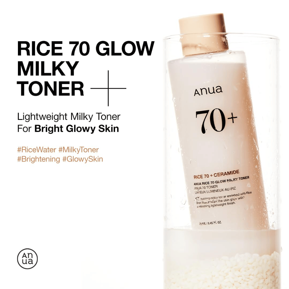 En flaske "Anua Rice 70 Glow Milky Toner". Det er en let mælket toner designet til at give en lys og strålende hud. Produktet er beriget med risvand og ceramider, hvilket fremhæves på flaskens etiket. Denne toner er ideel til at opnå en glødende hud med en frisk, let følelse.