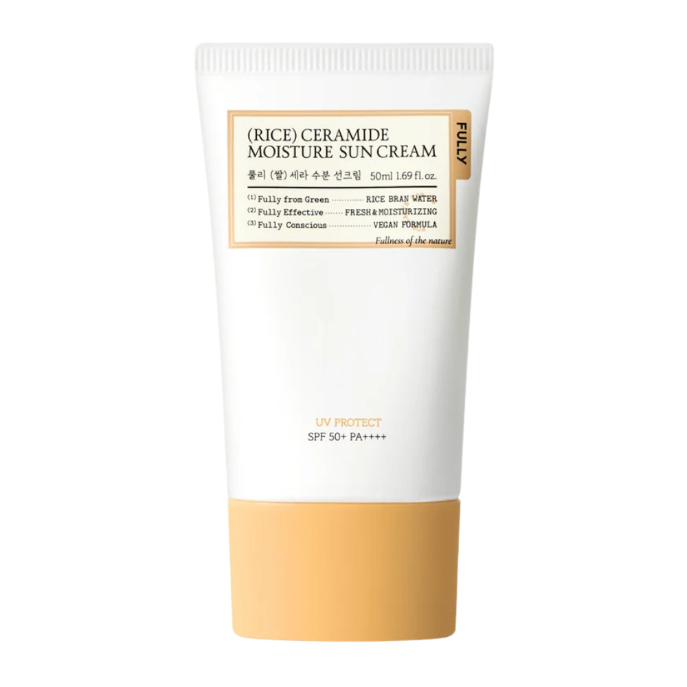 Frilagt produktbillede af FULLY Rice Ceramide Moisture Sun Cream med minimalistisk og elegant design i hvide og beige toner. Emballagen giver et rent, blødgørende og hudvenligt indtryk med SPF 50+ PA++++ beskyttelse.