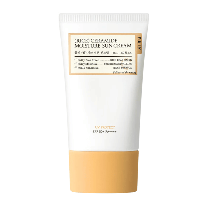 Frilagt produktbillede af FULLY Rice Ceramide Moisture Sun Cream med minimalistisk og elegant design i hvide og beige toner. Emballagen giver et rent, blødgørende og hudvenligt indtryk med SPF 50+ PA++++ beskyttelse.
