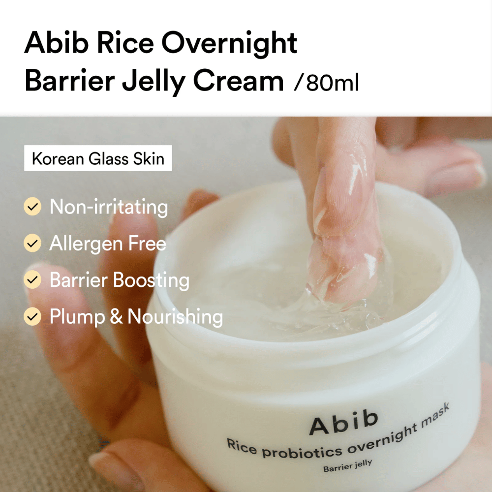 En hånd dypper en finger i Abib Rice Probiotics Overnight Mask – en gelélignende creme, der markedsføres som ikke-irriterende, allergenfri, styrkende for hudbarrieren og dybt nærende.