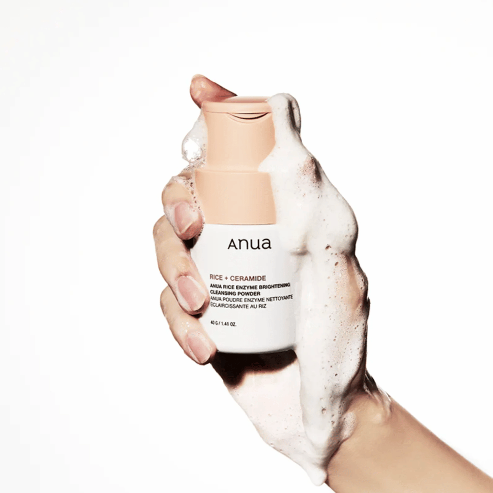 Anua Rice Enzyme Brightening Cleansing Powder er et renseprodukt, der indeholder ris og ceramider. Det er designet til at give en mild eksfoliering og glød til huden. Produktet opløser snavs og døde hudceller for at efterlade huden ren og frisk. Ideel til daglig brug, hjælper det med at forbedre hudens tekstur og give en mere jævn tone.