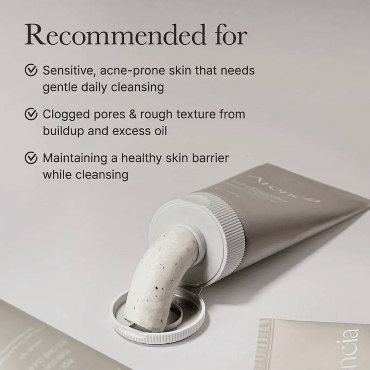 Arencia Rice + LHA Pore Control Rice Cake Cleanser i tube med produkt presset ud, viser cremet konsistens tilpasset følsom og akneudsat hud.