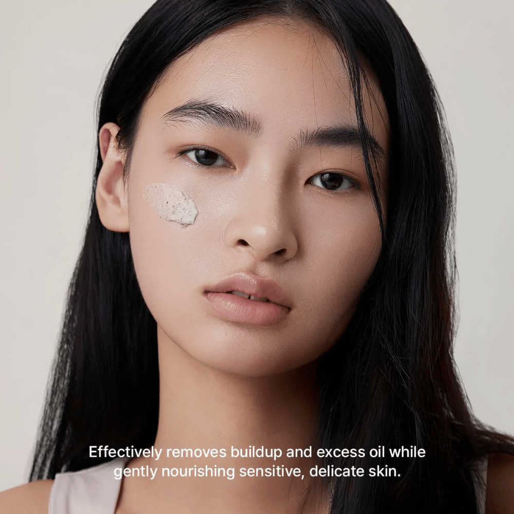 Model med Arencia Rice + LHA Pore Control Rice Cake Cleanser påført på kinden, mild ansigtsrens, der effektivt fjerner snavs og overskydende sebum uden at udtørre huden.