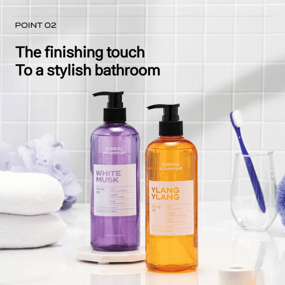 5. KUNDAL Rich Perfume Shampoo White Musk & Ylang Ylang – to parfumerede shampooer i et stilrent badeværelsesmiljø