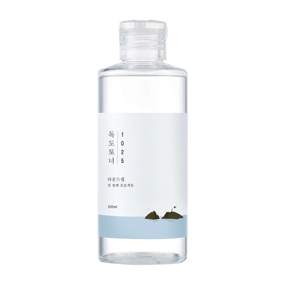 En åben flaske Round Lab 1025 Dokdo Toner med enkelt design og havtema, på hvid baggrund.