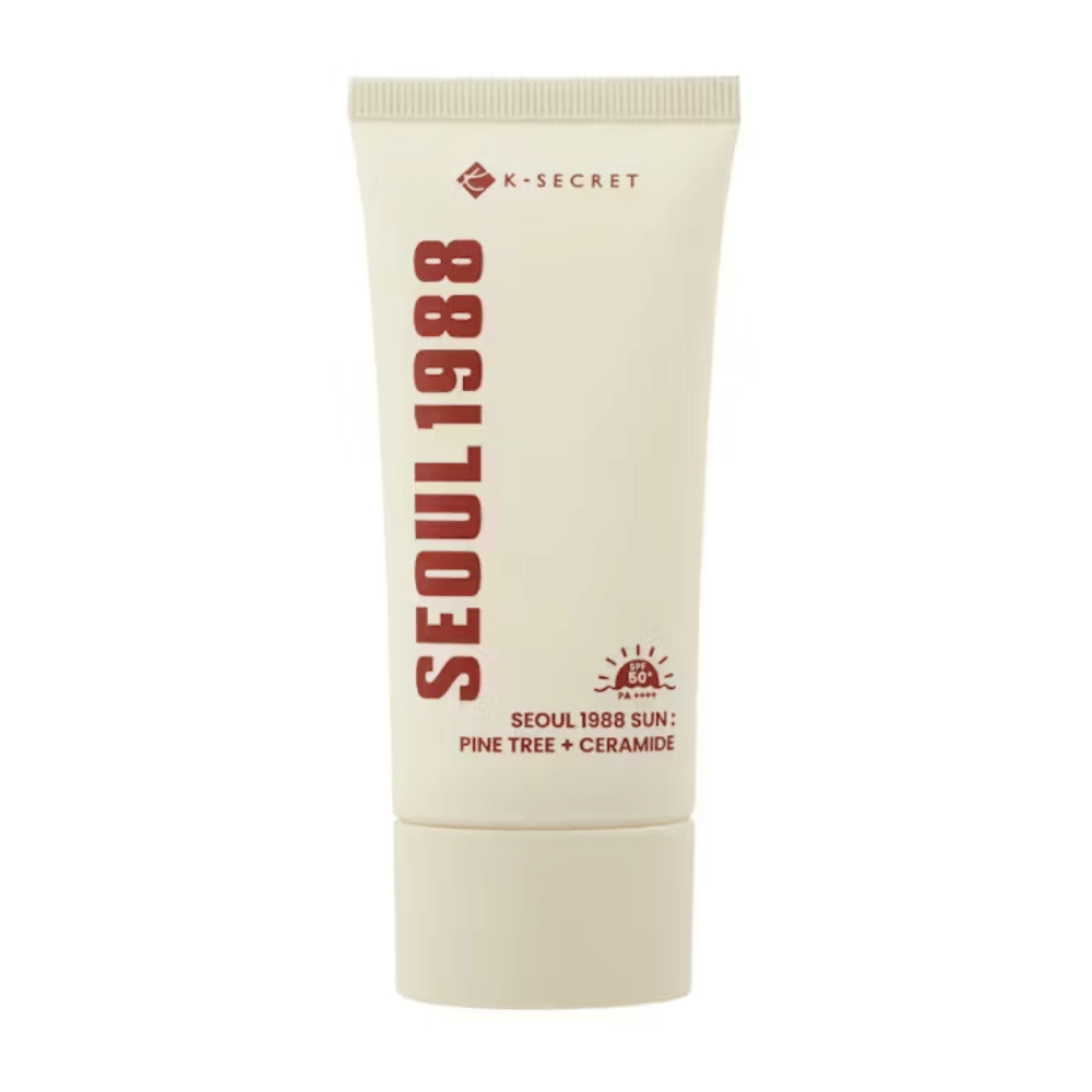 SEOUL 1988 Sun Cream kombinerer kraften fra fyrrebark og ceramider for at beskytte huden mod solen (SPF50+ PA++++) samtidig med at den fugter og styrker hudbarrieren.