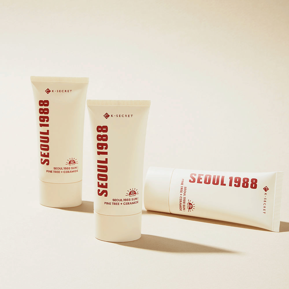 SEOUL 1988 Sun Pine Tree + Ceramide er en solcreme, der beskytter mod UV-stråling samtidig med at den styrker hudbarrieren med ceramider og ekstrakt fra fyrretræ.